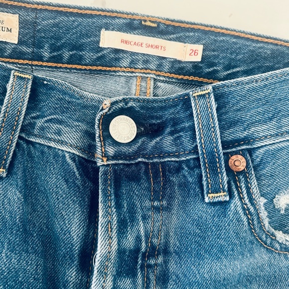 Sz 26 Levi’s Ribcage Denim Shorts from Aritzia - Picture 1 of 2